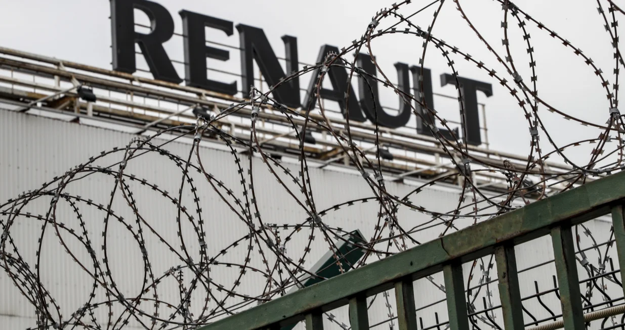 epa09848683 The Renault Group logo at the carmaker's plant in Moscow, Russia, 25 March 2022. The Renault Group has announced that it is suspending the operation of its plant in Moscow. CJSC Renault Russia was created in 1998 as a joint venture between Renault and the Moscow government and subsequently bought out completely by the French by the end of 2012. The company produced crossovers Renault Duster, Renault Kaptur, Nissan Terrano, and coupe-crossover Renault Arkana. EPA/YURI KOCHETKOV/Yuri Kochetkov