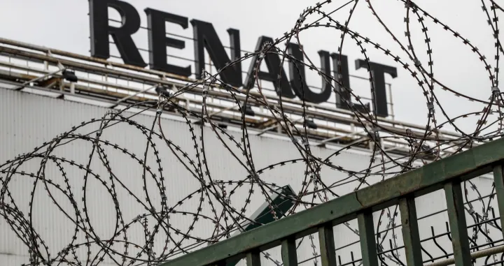 epa09848683 The Renault Group logo at the carmaker's plant in Moscow, Russia, 25 March 2022. The Renault Group has announced that it is suspending the operation of its plant in Moscow. CJSC Renault Russia was created in 1998 as a joint venture between Renault and the Moscow government and subsequently bought out completely by the French by the end of 2012. The company produced crossovers Renault Duster, Renault Kaptur, Nissan Terrano, and coupe-crossover Renault Arkana. EPA/YURI KOCHETKOV/Yuri Kochetkov