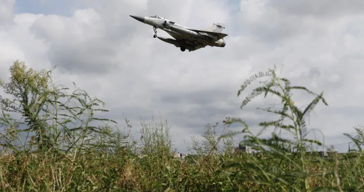 epa10109620 A Taiwanese Air Force Mirage 2000-5 fighter jet approaches an airbase for landing in Hsinchu, Taiwan, 07 August 2022. Following a visit of US House of Representatives Speaker Pelosi to Taiwan, the Chinese military started to hold a series of live-fire drills in six maritime areas around Taiwan's main islan from 04 to 07 August 2022. EPA/RITCHIE B. TONGO/Ritchie B. Tongo
