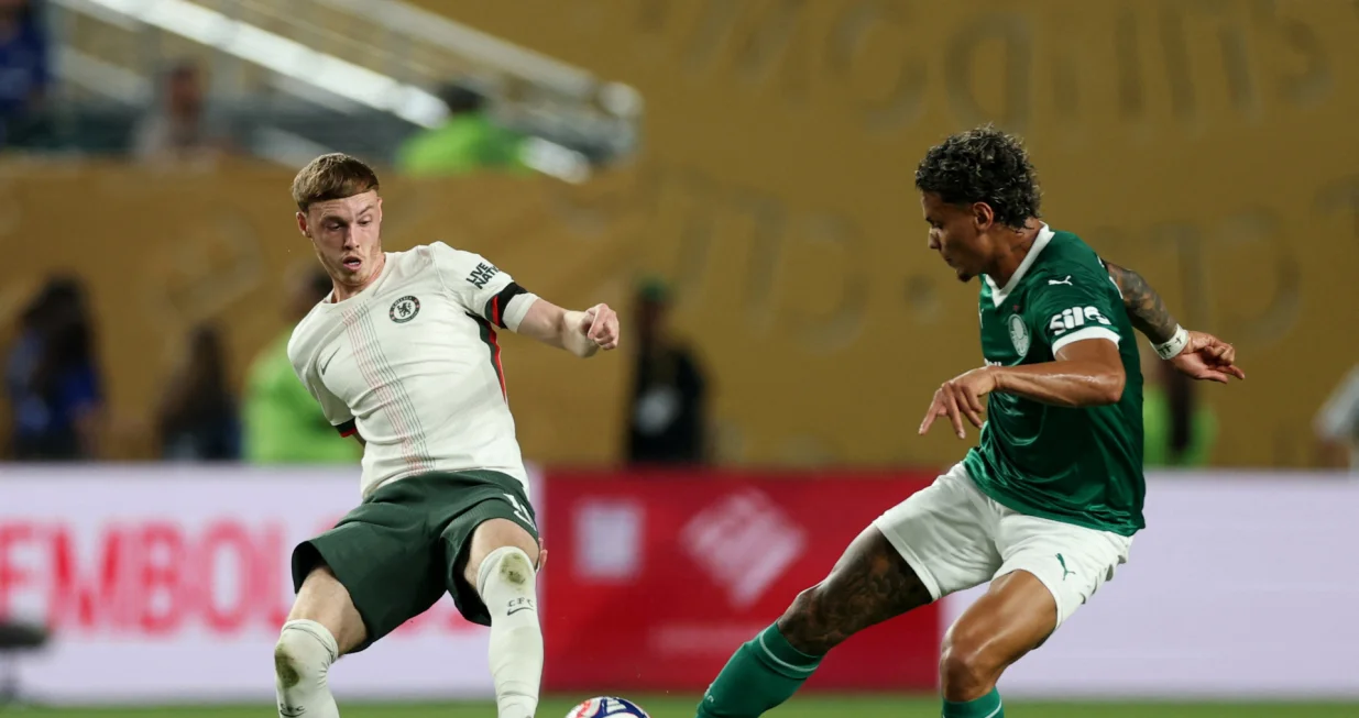 Soccer Football - FIFA Club World Cup - Quarter Final - Palmeiras v Chelsea - Lincoln Financial Field, Philadelphia, Pennsylvania, U.S. - July 4, 2025 Chelsea's Cole Palmer in action with Palmeiras' Richard Rios REUTERS/Lee Smith