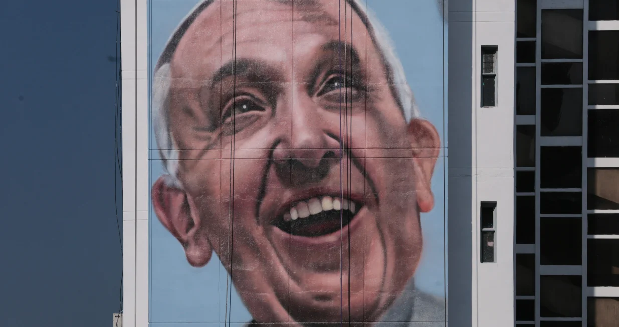 LA PLATA (AA) - Argentinski ulični umjetnik Martin Ron završio je 50 metara dug mural pape Franje u La Plati, označavajući posljednji dio njegove trilogije u čast najomiljenijih ličnosti u zemlji.Naručeno od strane lokalnih vlasti, hiperrealistično umjetničko djelo bit će službeno otkriveno 26. jula u historijskom centru grada.Nakon što je ovjekovječio nogometne legende Diega Maradonu i Lionela Messija, Martin Ron se okreće drugoj argentinskoj ikoni - papi Franji. (Luciano Gonzalez - Anadolu Agency)/