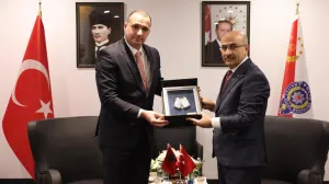 TIRANA (AA) - Generalni direktor albanske policije Ilir Proda, tokom posjete Turskoj sastao se sa turskim kolegom i posjetio MeД'unarodni sajam odbrambene industrije (IDEF 2025) u Istanbulu.U saopД‡enju Generalne direkcije albanske policije navodi se da je albansku delegaciju na prijateljskom i toplom sastanku primio generalni direktor turske policije, guverner Mahmut Demirtas, u pratnji direktora Odjela za meД'unarodnu saradnju, viЕЎeg menadЕѕera Gokhana Demirtole i direktora Odjela za Interpol i Europol, viЕЎeg menadЕѕera Mustafe Serkana Sabance. (Policia e ShqipГ«risГ« - Anadolu Agency)/