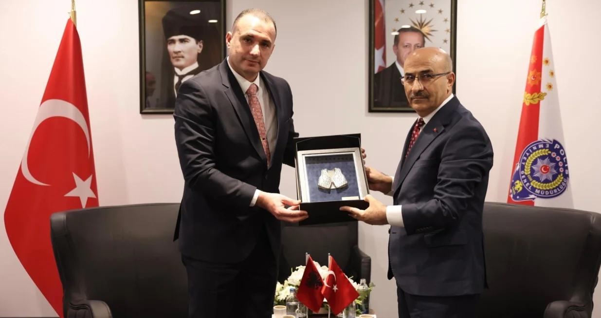 TIRANA (AA) - Generalni direktor albanske policije Ilir Proda, tokom posjete Turskoj sastao se sa turskim kolegom i posjetio MeД'unarodni sajam odbrambene industrije (IDEF 2025) u Istanbulu.U saopД‡enju Generalne direkcije albanske policije navodi se da je albansku delegaciju na prijateljskom i toplom sastanku primio generalni direktor turske policije, guverner Mahmut Demirtas, u pratnji direktora Odjela za meД'unarodnu saradnju, viЕЎeg menadЕѕera Gokhana Demirtole i direktora Odjela za Interpol i Europol, viЕЎeg menadЕѕera Mustafe Serkana Sabance. (Policia e ShqipГ«risГ« - Anadolu Agency)/