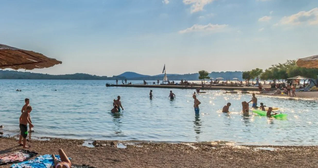 Vodice, plaža ilustracija/Vodice.hr