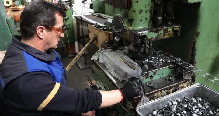 BUGOJNO, 17. maja (FENA) - Ministar odbrane BiH Zukan Helez izjavio je danas u Bugojnu da će tamošnja fabrika Binas zahvaljujući novim ugovorima potpisanim s Indijom do kraja godine zaposliti još najmanje 300 novih radnika. (Foto FENA/Harun Muminović)/