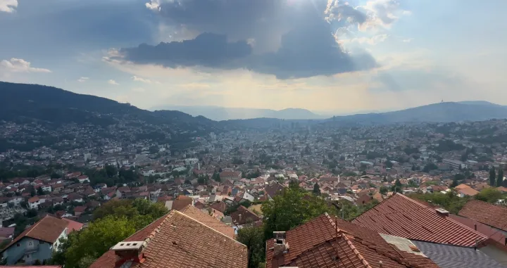Pogled na Sarajevo sa Crvene tabije/Amir Papić