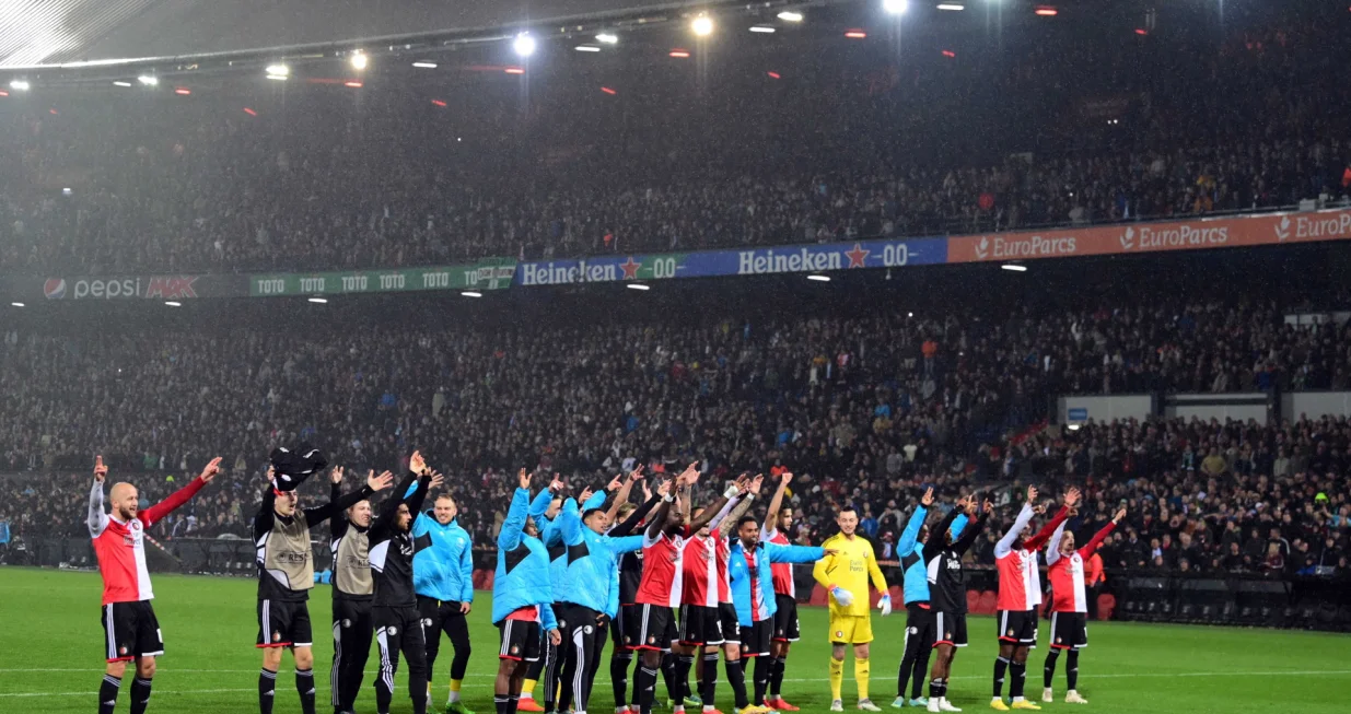 epa10284554 (l-r) Igor Paixao of Feyenoord, Sebastian Szymanski of Feyenoord, Patrik Walemark of Feyenoord, David Hancko of Feyenoord, Javairo Dilrosun of Feyenoord, Feyenoord goalkeeper Justin Bijlow, Mats Wieffer of Feyenoord, Gernot Trauner of Feyenoord, Lutsharel de of Feyenoord Ortruida of Feyenoord celebrate 1-0 victory after the UEFA Europa League Group F match between Feyenoord and Lazio Roma at Feyenoord Stadion de Kuip in Rotterdam, Netherlands, 03 November 2022. EPA/Olaf Kraak