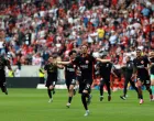 Soccer Football - Bundesliga - SC Freiburg v Eintracht Frankfurt - Europa Park Stadion, Freiburg, Germany - May 17, 2025 Eintracht Frankfurt's Hugo Ekitike and teammates celebrate after the match as Eintracht Frankfurt finish the Bundesliga season in third place to qualify for the Champions League REUTERS/Kai Pfaffenbach DFL REGULATIONS PROHIBIT ANY USE OF PHOTOGRAPHS AS IMAGE SEQUENCES AND/OR QUASI-VIDEO.