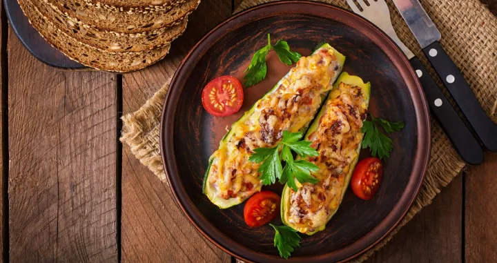 Zapečene tikvice punjene mesom i sirom//