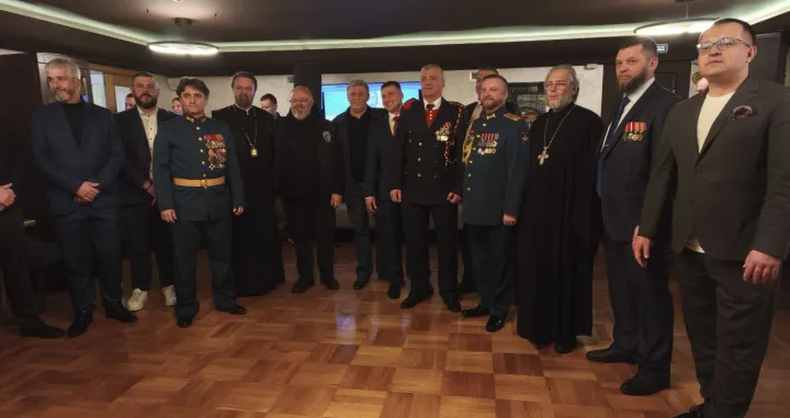 Učesnici humanitarne večere sa episkopom Stefanom i Davorom Savičićem/Telegram