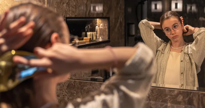 Zategnuto lice uz dobar rez/Free Pik