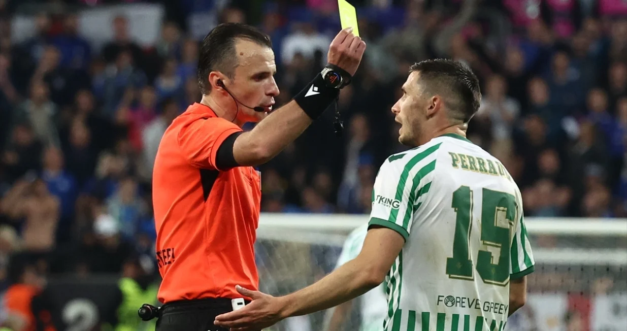 Fudbaleri španskog Real Betisa i engleskog Chelseaja igraju finale UEFA Konferencijske lige na Wroclaw stadionu u Poljskoj. Glavni sudija na terenu je bh. arbitar Irfan Peljto