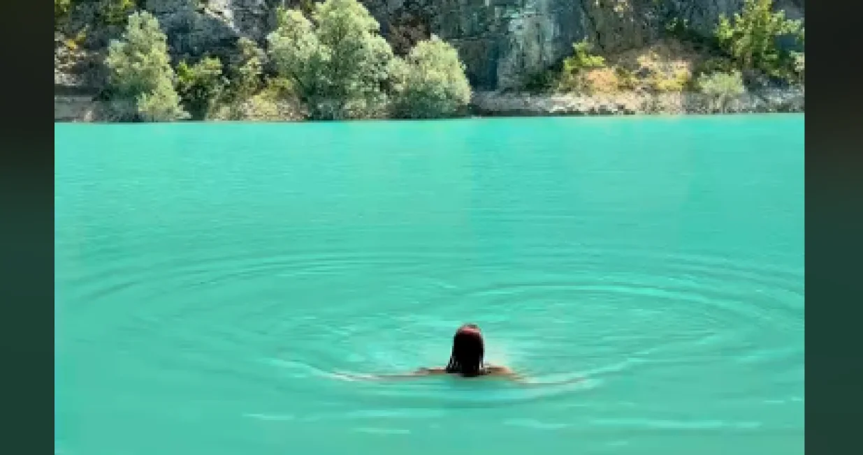 Za sve one koji ovog ljeta žele istražiti prirodne ljepote Bosne i Hercegovine, jezero u Dabrici, udaljeno oko tridesetak kilometara od Stoca, postaje sve popularnija destinacija/Screenshot