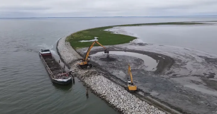 uz poljsku obalu, u Vislinskom zaljevu, od 2019. godine gradi se novi umjetni otok, koji će biti nazvan Estyjska (ime mu dolazi od starog pruskog imena za Vislinski zaljev - Estmere)/Screenshot