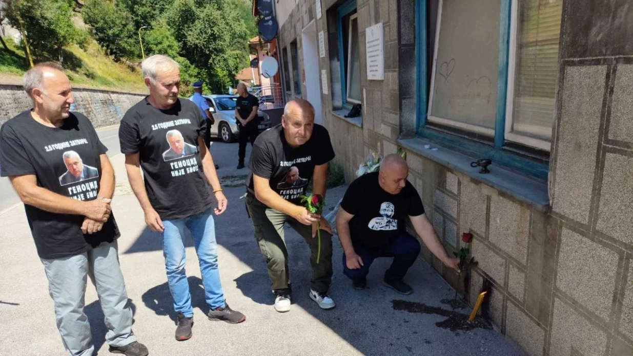 Vojin Pavlović (krajnje desno) polaže cvijeće u Srebrenici Facebook/Facebook