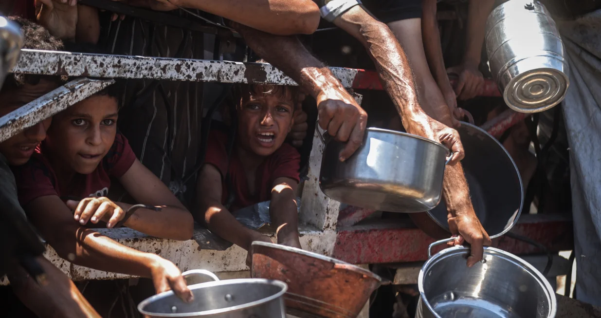 Humanitarna organizacija je 24. jula 2025. godine distribuirala hranu Palestincima koji se suoДЌavaju s ozbiljnim poteЕЎkoД‡ama u pristupu osnovnim potrepЕЎtinama zbog izraelske blokade i vojnih operacija u Pojasu Gaze.Tokom distribucije u gradu Gazi okupile su se mase ljudi, ЕЎto je naglasilo rastuД‡u humanitarnu krizu u enklavi. (Ali Jadallah - Anadolu Agency)/