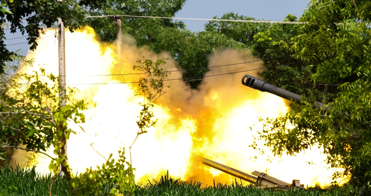 A Thailand's mobile artillery unit fires towards Cambodia's side after Thailand and Cambodia exchanged heavy artillery on Friday as their worst fighting in more than a decade stretched for a second day, in Surin, Thailand, July 25, 2025. REUTERS/Athit Perawongmetha  TPX IMAGES OF THE DAY/Athit Perawongmetha