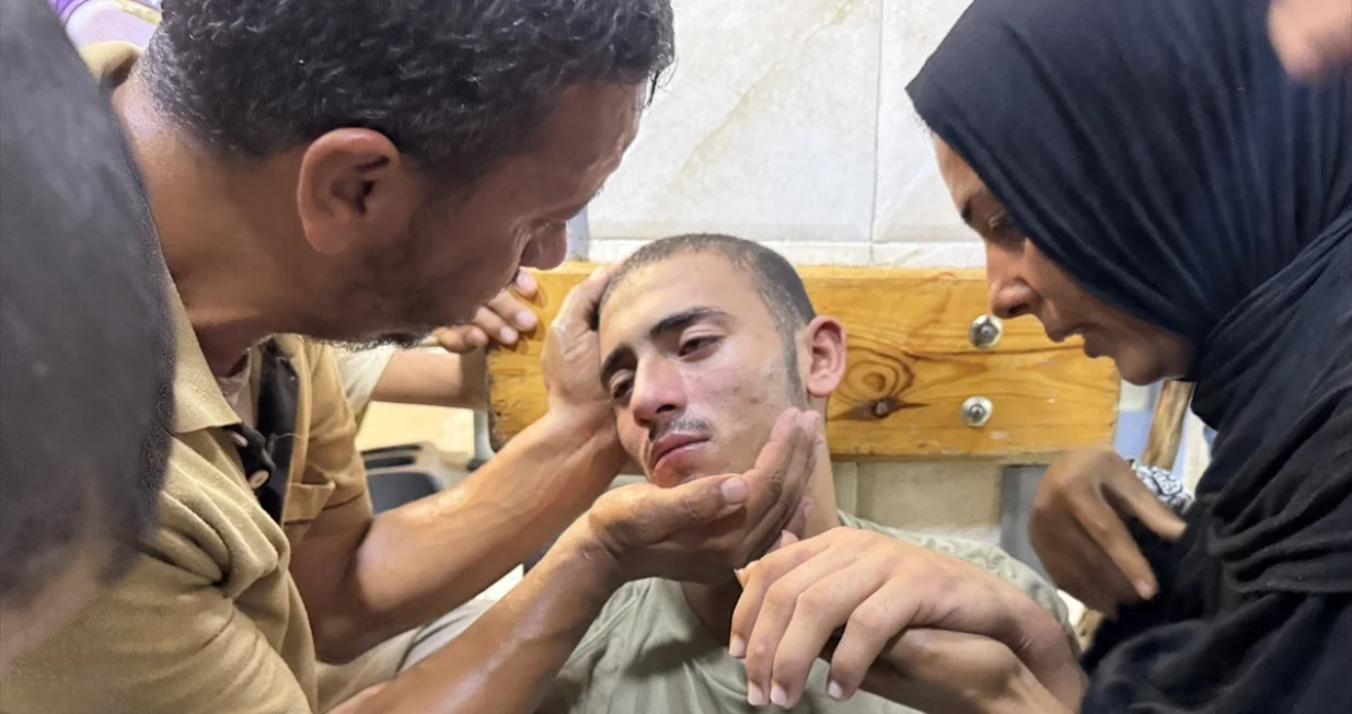 Izraelska vojska je u četvrtak pustila na slobodu deset palestinskih maloljetnika nakon što su ih skoro mjesec dana pritvorili u području za distribuciju pomoći al-Shakoush na sjeverozapadu Rafaha, području koje je prethodno označeno kao "siguran koridor" za humanitarnu pomoć na jugu Gaze/Abdallah F.s. Alattar