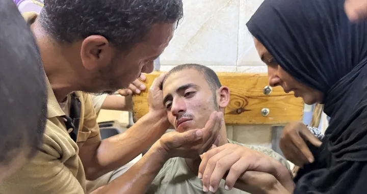 Izraelska vojska je u četvrtak pustila na slobodu deset palestinskih maloljetnika nakon što su ih skoro mjesec dana pritvorili u području za distribuciju pomoći al-Shakoush na sjeverozapadu Rafaha, području koje je prethodno označeno kao "siguran koridor" za humanitarnu pomoć na jugu Gaze/Abdallah F.s. Alattar