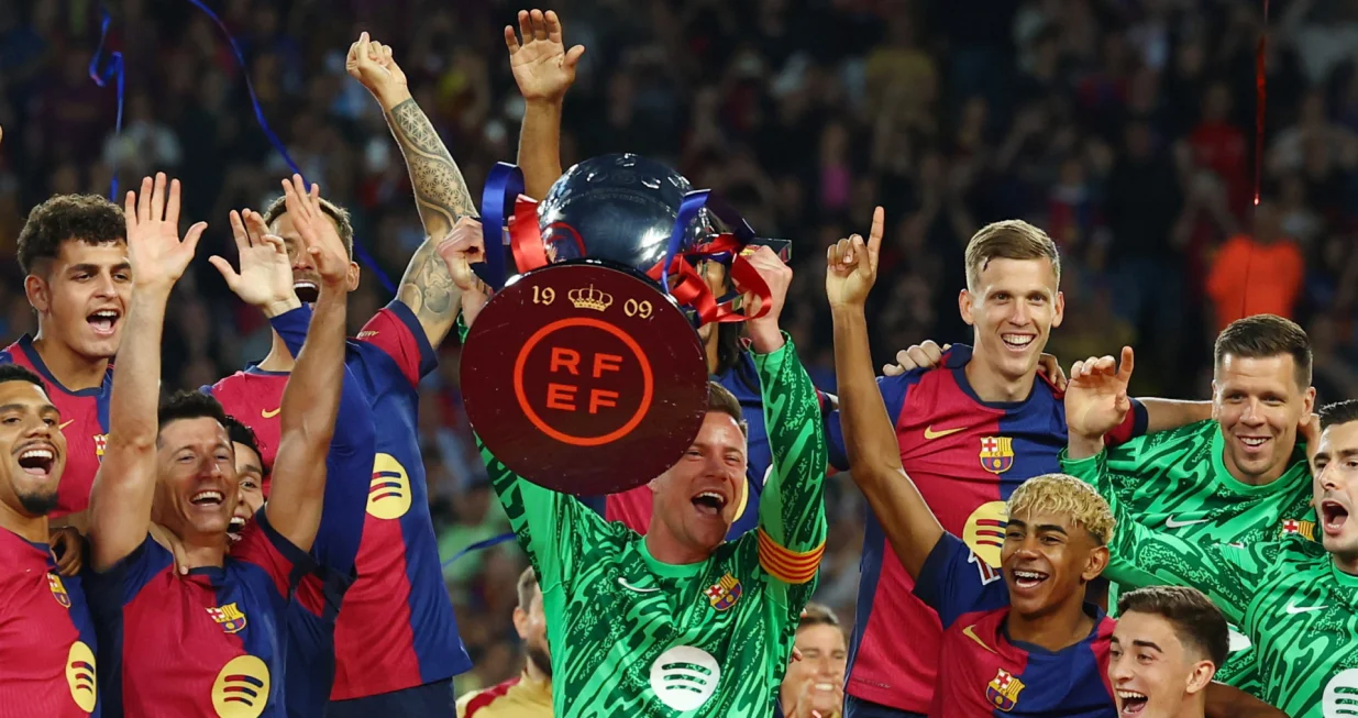 Soccer Football - LaLiga - FC Barcelona v Villarreal - Estadi Olimpic Lluis Companys, Barcelona, Spain - May 18, 2025 FC Barcelona's Marc-Andre ter Stegen lifts the trophy with teammates after winning LaLiga REUTERS/Albert Gea