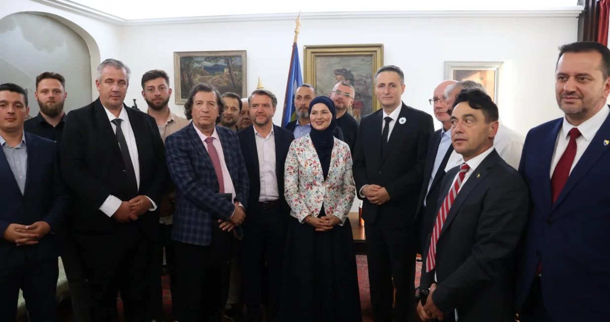 Denis Bećirović sa bh. dijasporom u Francuskoj, u Ambasadi BiH u Parizu//