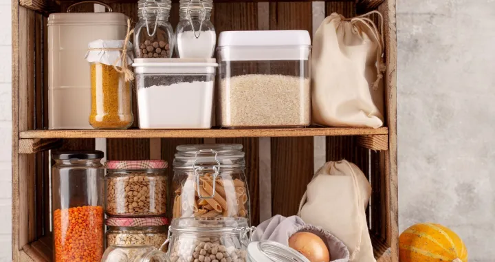 Hrana na policama kuhinje//