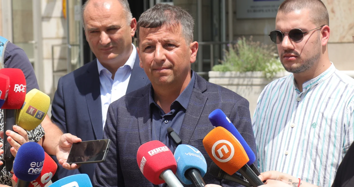 Lider Liste za pravdu i red Nebojša Vukanović pres ispred zgrade Delegacije Evropske unije u Bosni i Hercegovini/Senad Gubelić