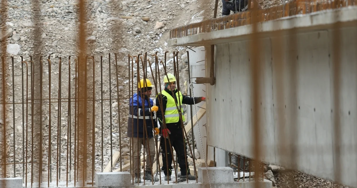 Radovi na sanaciji oštećenja željezničke pruge kod Komadinovog Vrela, nedaleko od Jablanice, zbog kojeg je više od tri mjeseca potpuno obustavljen željeznički saobraćaj na dionici Sarajevo – Mostar, mogli bi biti završeni krajem januara ili početkom februara. Gradilište pruge, osim predstavnika ŽFBiH, u ponedjeljak posjetili su ministar komunikacija i prometa BiH Edin Forto i federalna ministrica prometa i komunikacija Andrijana Katić/Denis Zuberi