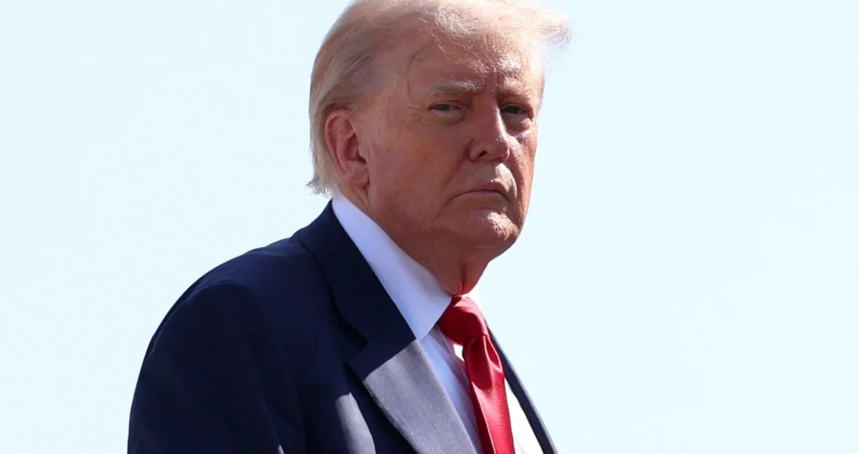 U.S. President Donald Trump boards Air Force One, as he departs for Scotland, at Joint Base Andrews, Maryland, U.S., July 25, 2025. REUTERS/Evelyn Hockstein REFILE - QUALITY REPEAT/Evelyn Hockstein