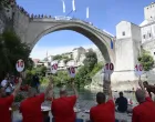 Mostar, Bosna i Hercegovina - 26. juli 2020. godine: Okončana je prva serija u sklopu 454. skokova sa Starog mosta. Od 33 najavljena skakača, odustao je tek jedan od njih, pa je u kategoriji skokova na noge nastupilo 19, a u kategoriji skokova na glavu 13 skakača. (Željko Milicevic - Anadolu Agency)/Željko Milicevic
