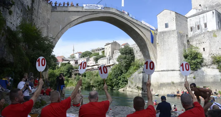Mostar, Bosna i Hercegovina - 26. juli 2020. godine: Okončana je prva serija u sklopu 454. skokova sa Starog mosta. Od 33 najavljena skakača, odustao je tek jedan od njih, pa je u kategoriji skokova na noge nastupilo 19, a u kategoriji skokova na glavu 13 skakača. (Željko Milicevic - Anadolu Agency)/Željko Milicevic