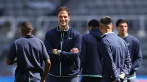Soccer Football - Premier League - Newcastle United v Everton - St James' Park, Newcastle, Britain - May 25, 2025 Everton's Asmir Begovic with teammates at the stadium before the match REUTERS/Scott Heppell EDITORIAL USE ONLY. NO USE WITH UNAUTHORIZED AUDIO, VIDEO, DATA, FIXTURE LISTS, CLUB/LEAGUE LOGOS OR 'LIVE' SERVICES. ONLINE IN-MATCH USE LIMITED TO 120 IMAGES, NO VIDEO EMULATION. NO USE IN BETTING, GAMES OR SINGLE CLUB/LEAGUE/PLAYER PUBLICATIONS. PLEASE CONTACT YOUR ACCOUNT REPRESENTATIVE FOR FURTHER DETAILS..