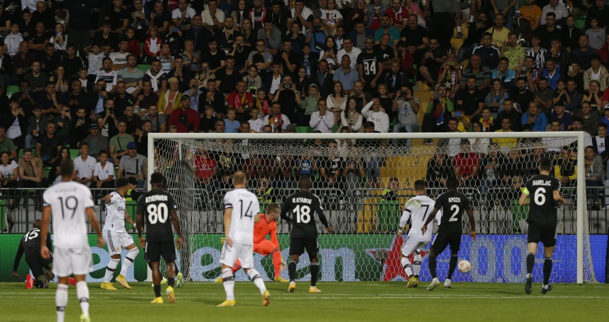epa10186131 Manchester United's Jadon Sancho (3-L) scores the 1-0 lead during the UEFA Europa League group E soccer match between Manchester United and Sheriff Tiraspol held at Zimbru stadium, Chisinau, Moldova, 15 September 2022. EPA/DUMITRU DORU