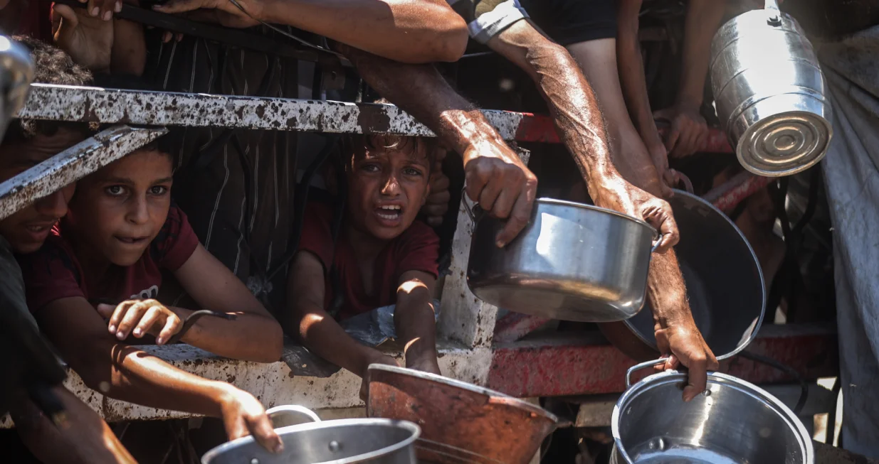 Humanitarna organizacija je 24. jula 2025. godine distribuirala hranu Palestincima koji se suoДЌavaju s ozbiljnim poteЕЎkoД‡ama u pristupu osnovnim potrepЕЎtinama zbog izraelske blokade i vojnih operacija u Pojasu Gaze.Tokom distribucije u gradu Gazi okupile su se mase ljudi, ЕЎto je naglasilo rastuД‡u humanitarnu krizu u enklavi. (Ali Jadallah - Anadolu Agency)/