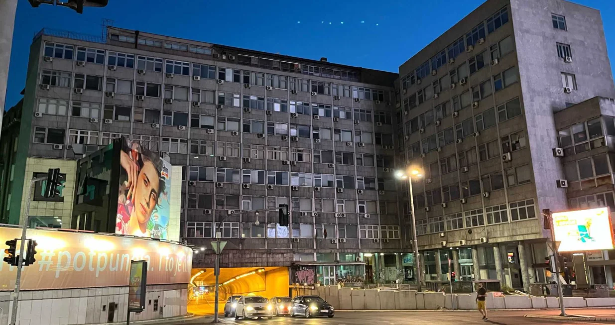 Umjesto prizemlja ova zgrada ima tunel, otvorio ga je Tito, ali nikada nije ispunio svrhu/