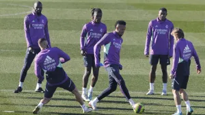 epa10392409 (L-R) Real Madrid's players Antonio Rudiger, Karim Benzema, Eduardo Vamvainga, Eder Militao, David Alaba and Luka Modric take part in a training session held at Valdebebas Sports City in Madrid, central Spain, 06 January 2023. Real Madrid will face Villarreal CF in their Spanish LaLiga soccer match on 07 January. EPA/SERGIO PEREZ