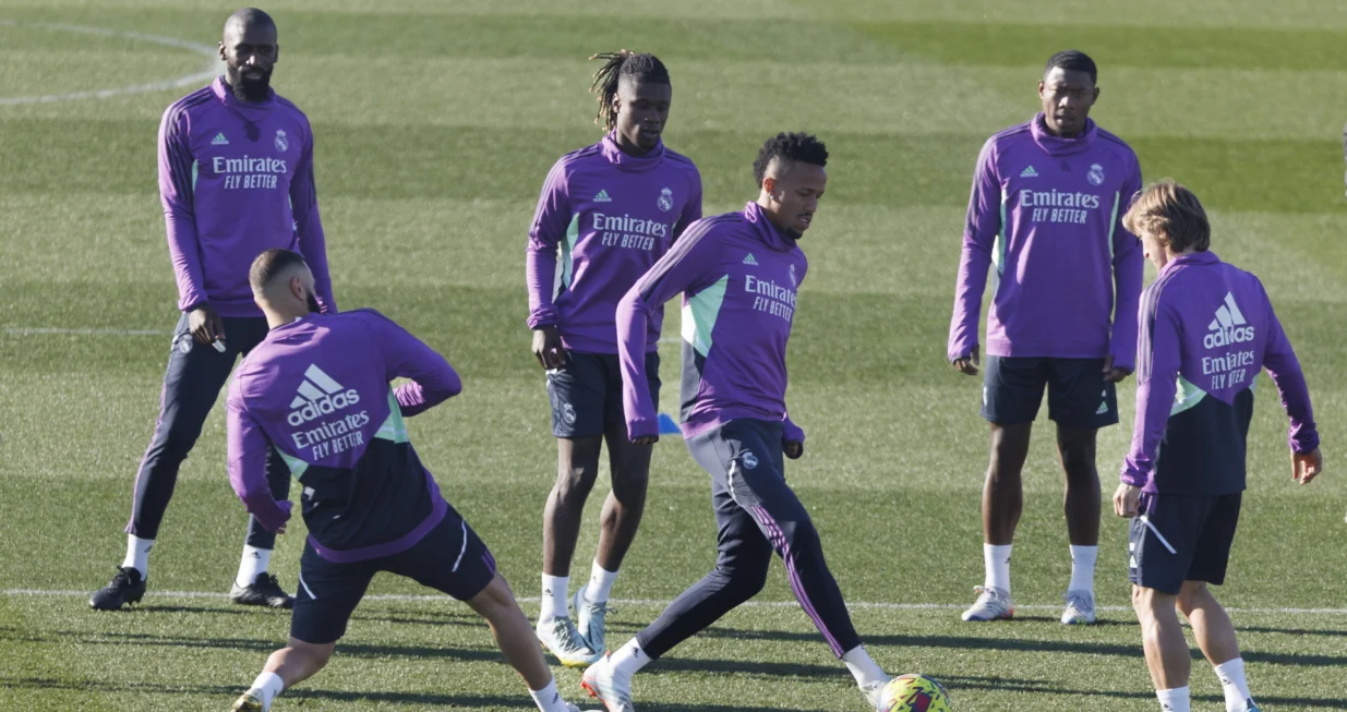 epa10392409 (L-R) Real Madrid's players Antonio Rudiger, Karim Benzema, Eduardo Vamvainga, Eder Militao, David Alaba and Luka Modric take part in a training session held at Valdebebas Sports City in Madrid, central Spain, 06 January 2023. Real Madrid will face Villarreal CF in their Spanish LaLiga soccer match on 07 January. EPA/SERGIO PEREZ