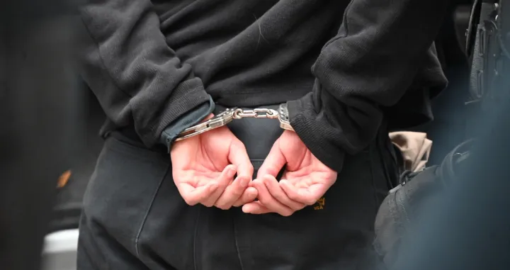 Lisice na rukama/Kyle Mazza