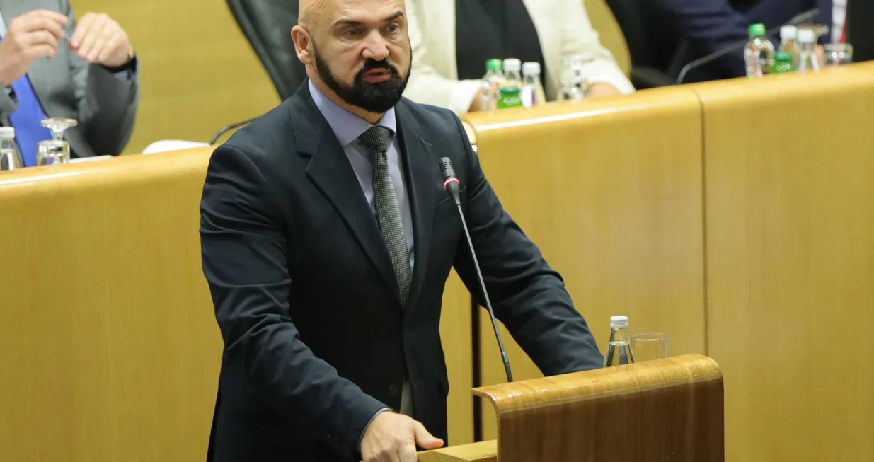 Ramo isak parlament/Senad Gubelić/