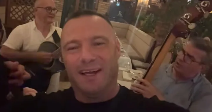 Aleksadar Vuković "pao u sevdah"/Screenshot/