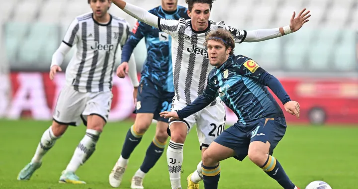 epa10376421 Juventus' Nicolo Fagioli (2-R) and Rijeka's Alen Halilovic (R) in action during the friendly soccer match between Juventus FC and HNK Rijeka at the Allianz Stadium in Turin, Italy, 22 December 2022. EPA/Alessandro Di Marco