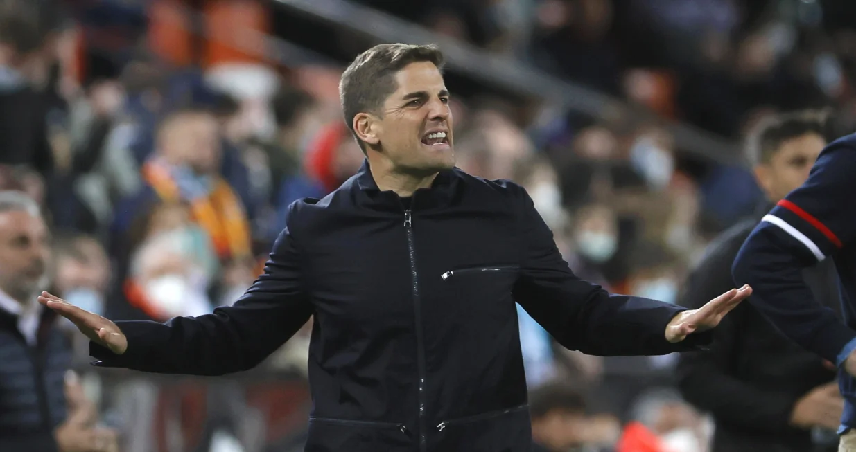 epa09804409 Granada's head coach Robert Moreno reacts during the Spanish LaLiga soccer match between Valencia CF and Granada CF in Valencia, eastern Spain, 05 March 2022. EPA/Juan Carlos Cardenas