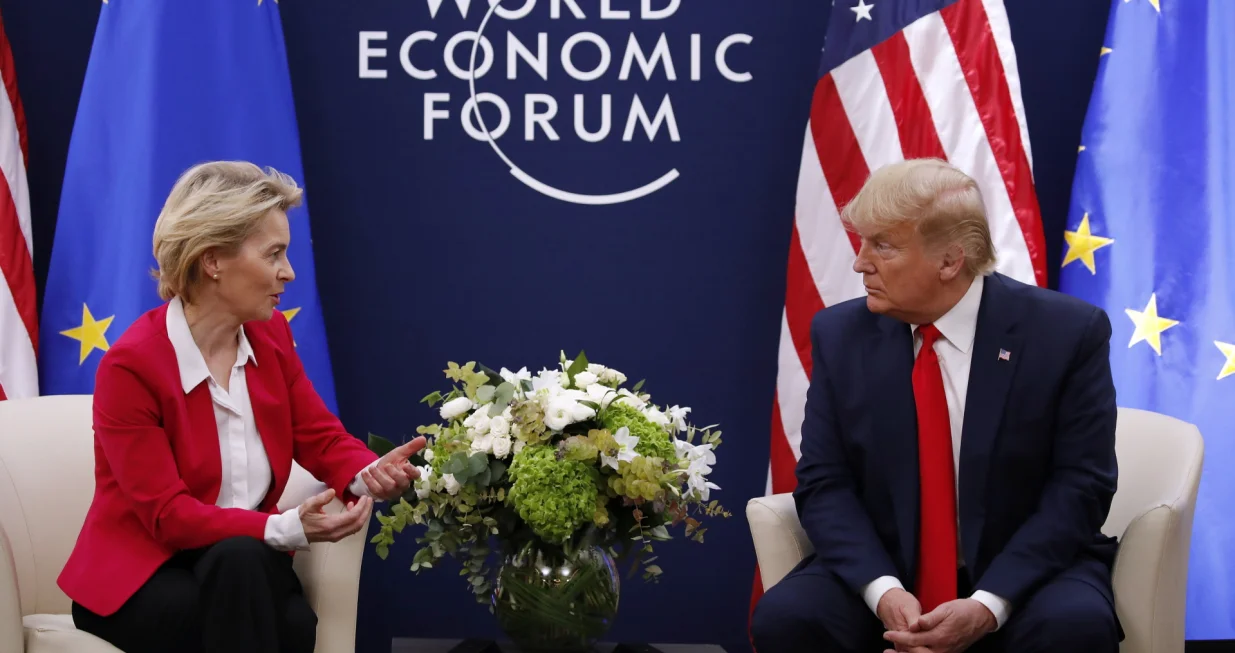 epa08148104 A handout photo made available by the EU Commission shows European Commission President Ursula von der Leyen (L) meeting US President Donald Trump during the annual meeting of the World Economic Forum 2020 in Davos, Switzerland, 21 January 2020. The meeting brings together entrepreneurs, scientists, corporate and political leaders in Davos from January 21 to 24. EPA/STEFAN WERMUTH HANDOUT HANDOUT EDITORIAL USE ONLY/NO SALES/Stefan Wermuth Handout
