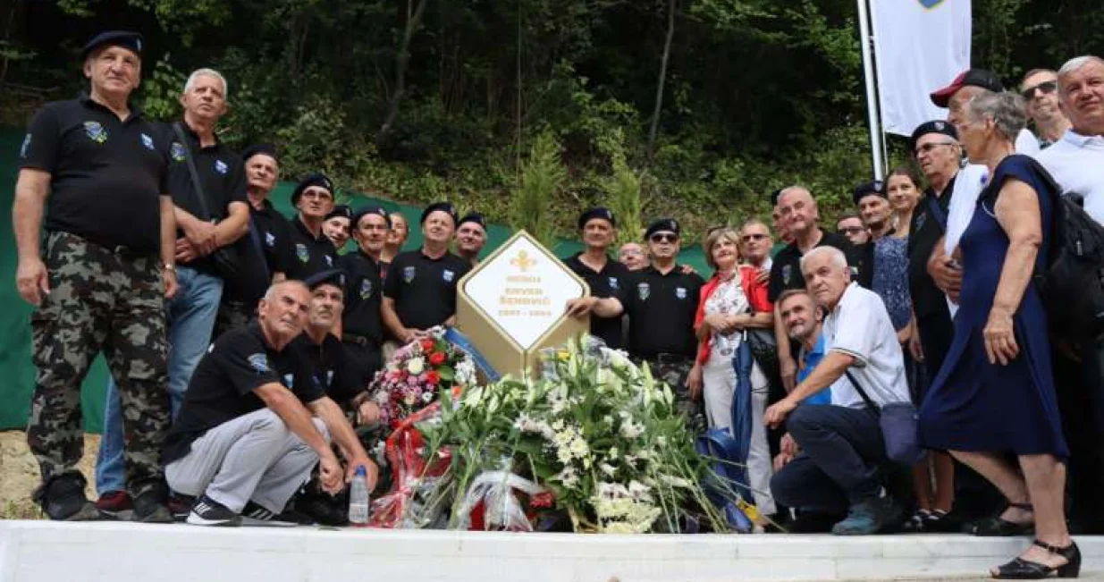 Spomenik je otkriven na lokalitetu Jezera na Žuči/Fena/