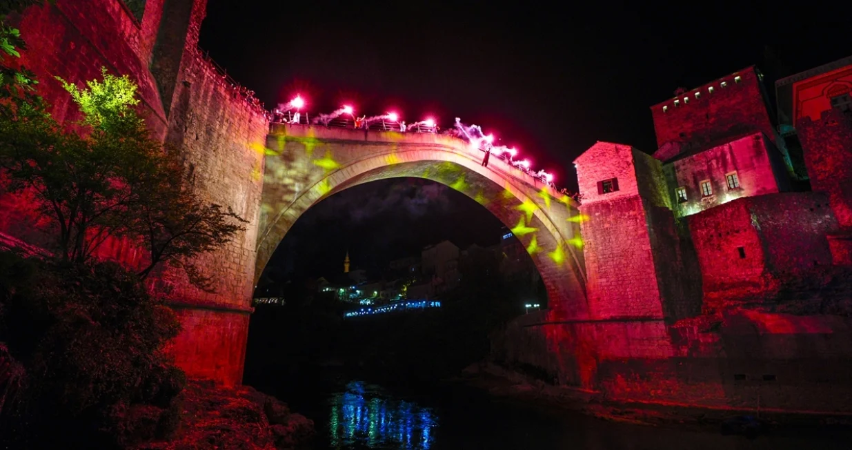 Mostar, Stari Most, bakljada, zataranje manifestacije Skokovi sa Starog Mostar/Anadolija