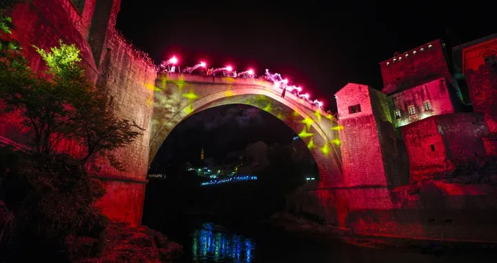 Mostar, Stari Most, bakljada, zataranje manifestacije Skokovi sa Starog Mostar/Anadolija