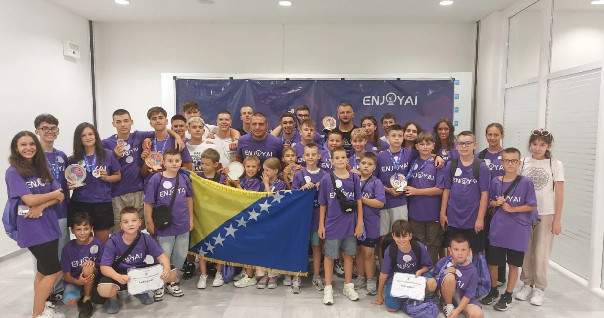 Škola programiranja i robotike "Mali programer" iz Travnika; članovi postigli izvanredan uspjeh na takmičenju ENJOY AI 2025 - European u Atini - osvojili sedam medalja//