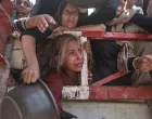 Palestinci čekaju u redu na tople obroke koje distribuiraju humanitarne organizacije u gradu Gazi, Gaza, 26. jula 2025. Dok se izraelski neumoljivi i razorni napadi na Pojas Gaze nastavljaju, izraelska politika je dodatno pogoršala već tešku humanitarnu krizu u regiji/Khames Alrefi