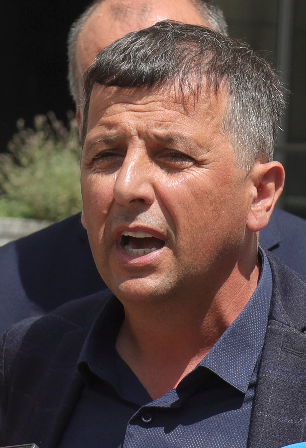 Lider Liste za pravdu i red Nebojša Vukanović pres ispred zgrade Delegacije Evropske unije u Bosni i Hercegovini/Senad Gubelić