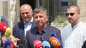 Lider Liste za pravdu i red Nebojša Vukanović pres ispred zgrade Delegacije Evropske unije u Bosni i Hercegovini/Senad Gubelić